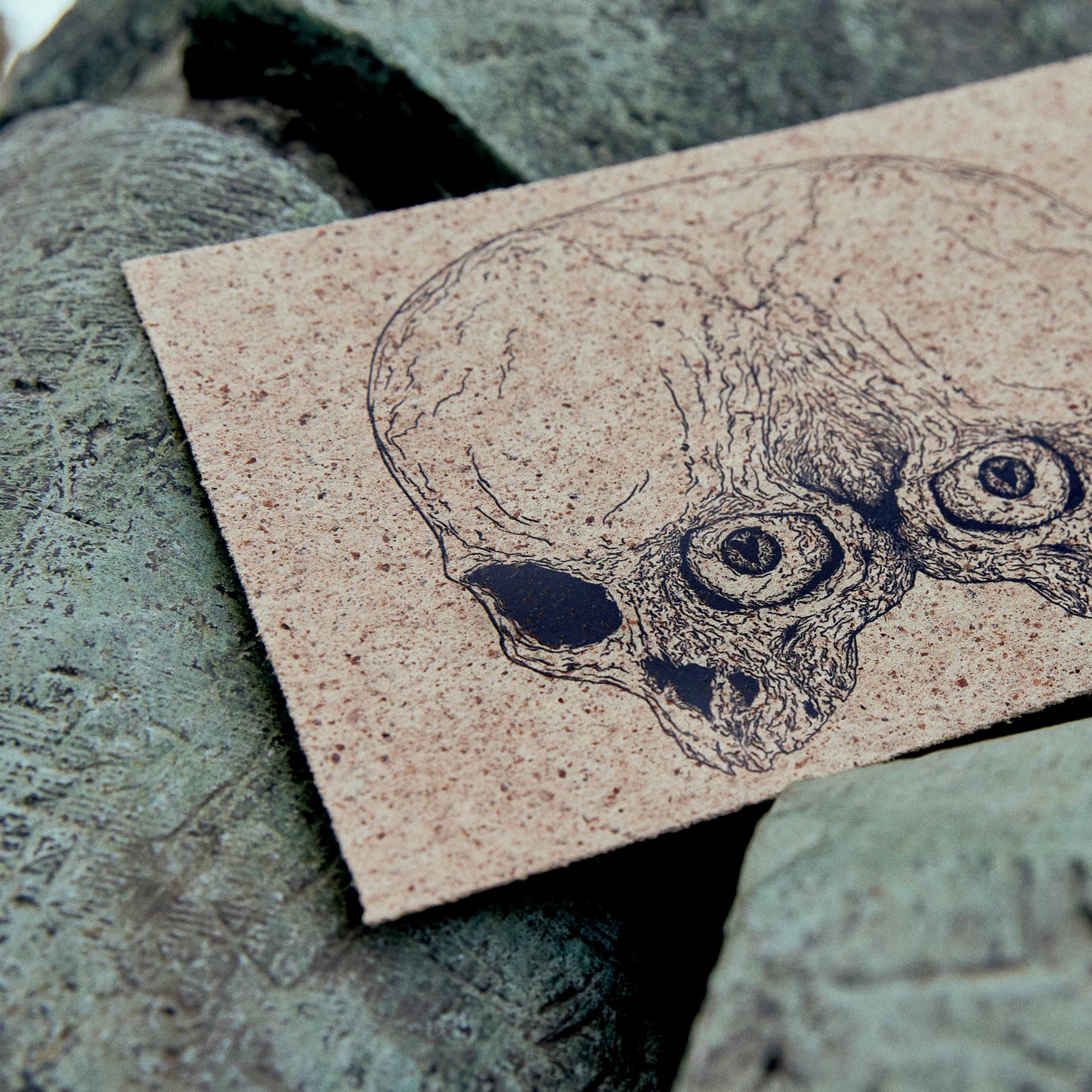 Postkarte "Janusschädel" in Korkoptik