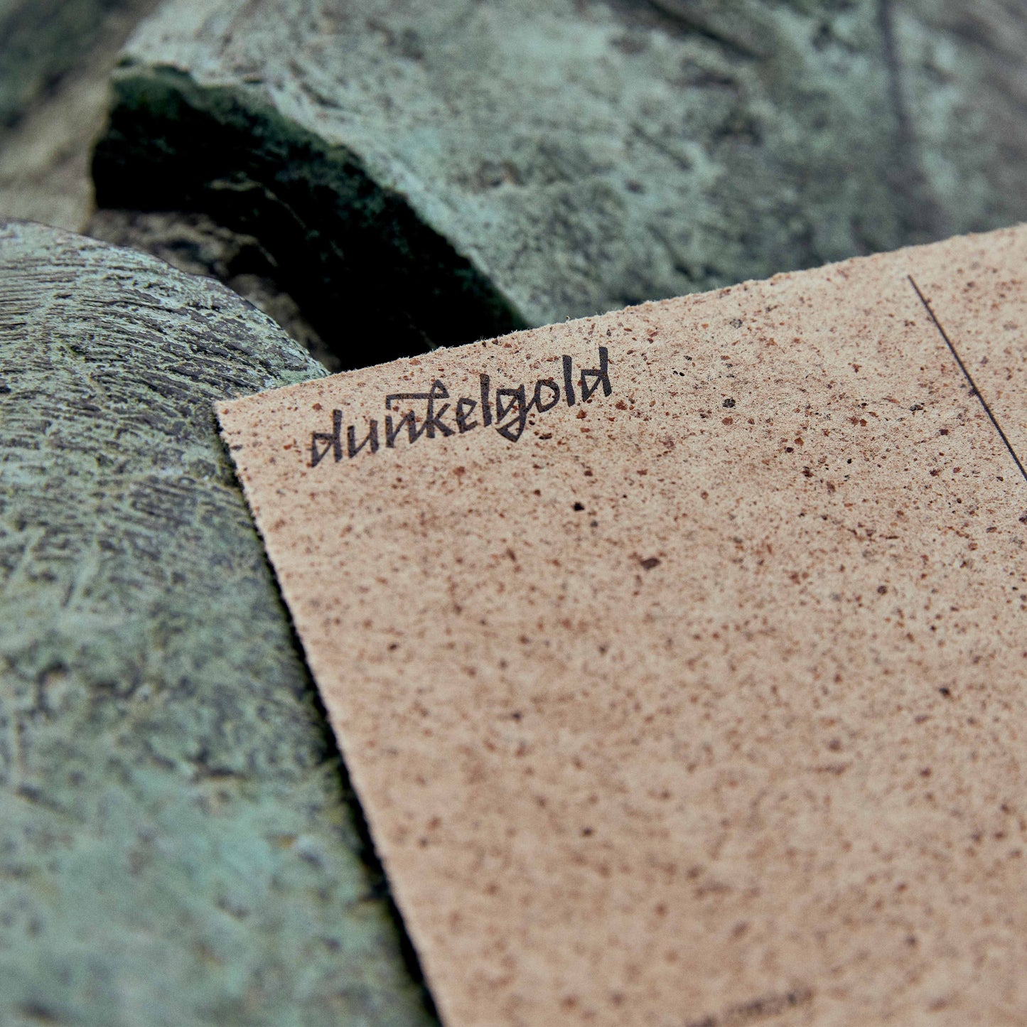 Postkarte "Janusschädel" in Korkoptik