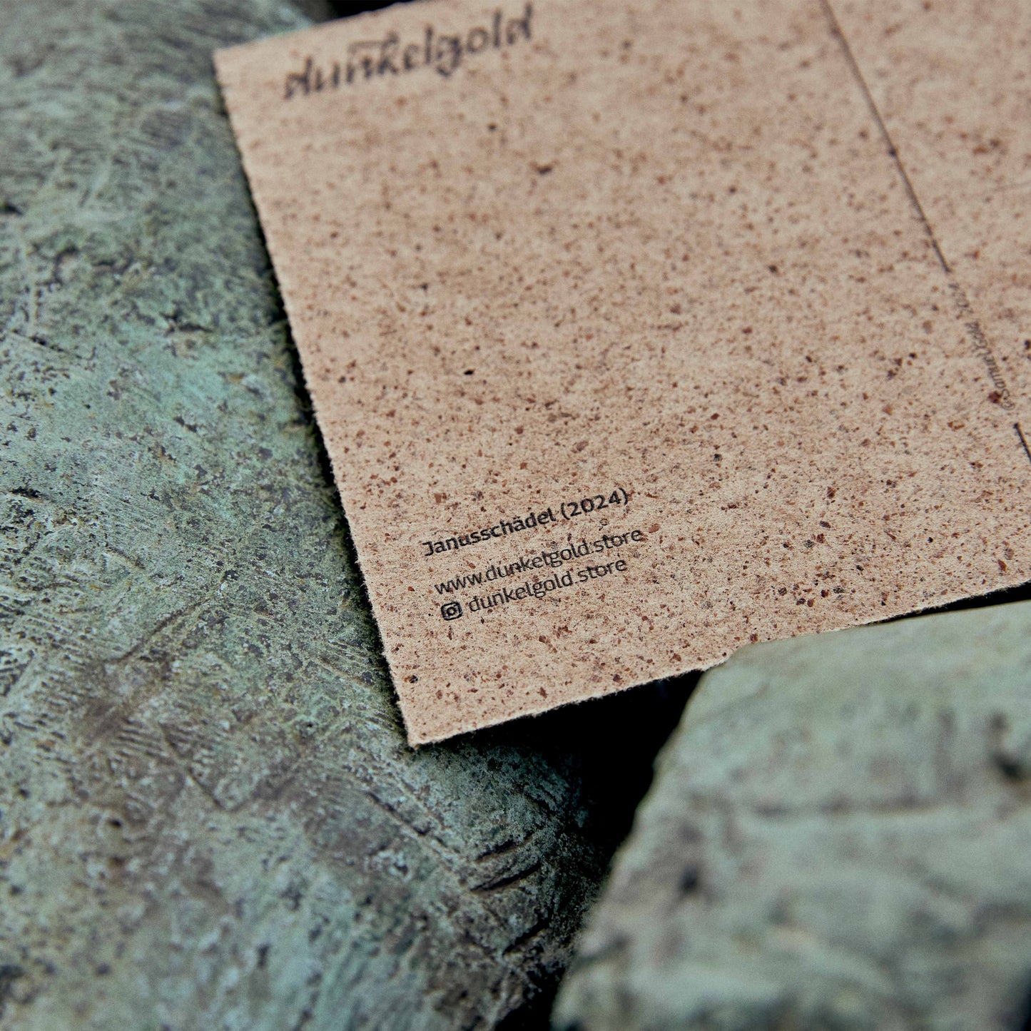 Postkarte "Janusschädel" in Korkoptik