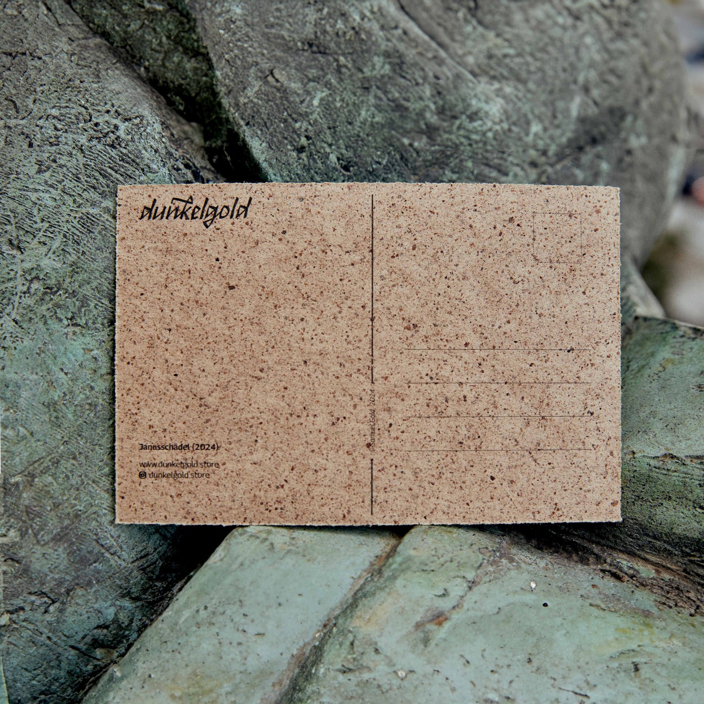 Postkarte "Janusschädel" in Korkoptik