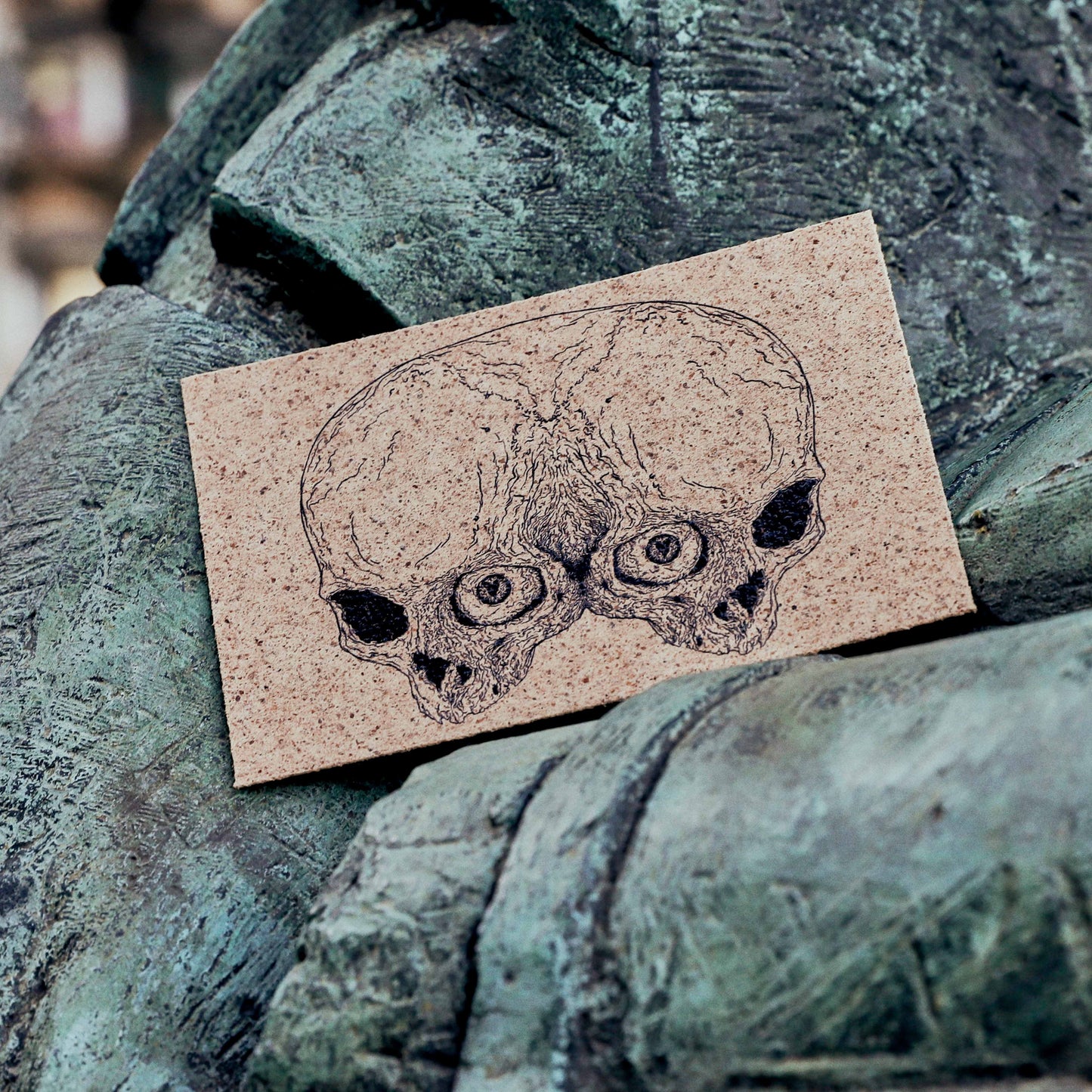 Postkarte "Janusschädel" in Korkoptik
