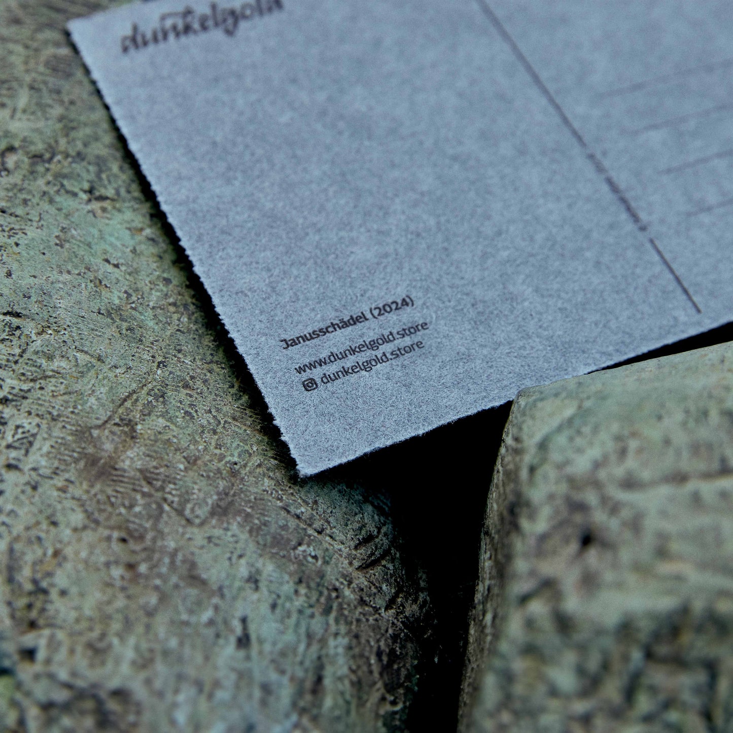 Postkarte "Janusschädel" in Filzoptik